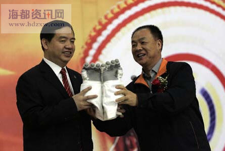 神七開艙 “飛天U盤”亮相