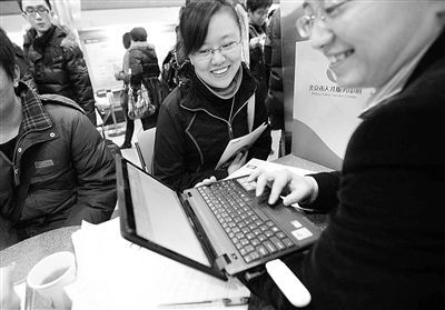 低碳招聘會(huì) U盤拷簡(jiǎn)歷(圖)