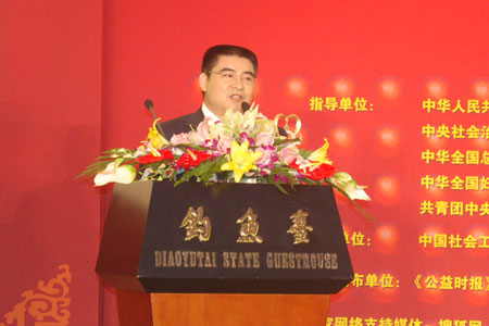  ldquo;慈善大王rdquo;陳光標旁聽兩會提建議分發(fā)U盤給記者